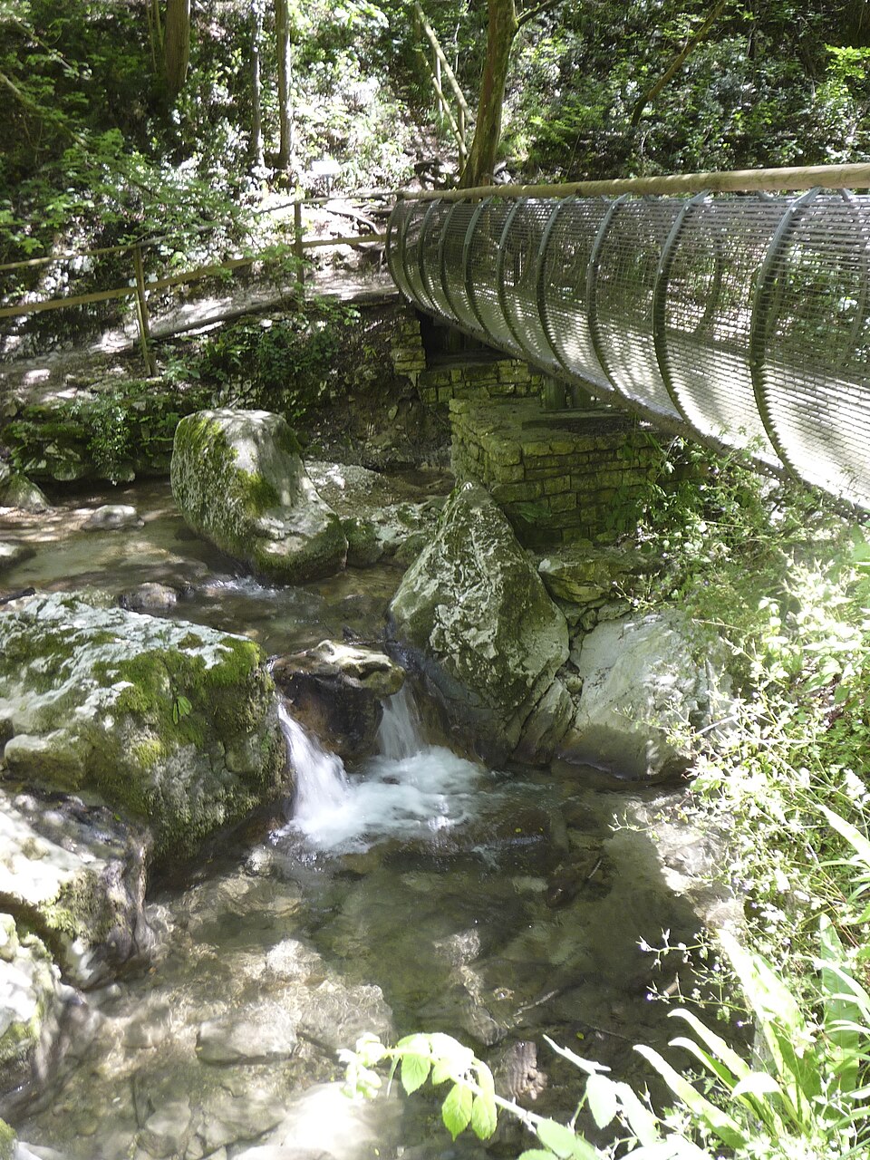 Steg über den Bach im Wasserfallpark von Molina